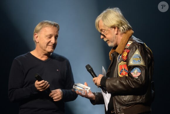 David Séchan remet le Prix Spécial de la Sacem à son frère le chanteur Renaud (Renaud Séchan) - Grand Prix Sacem 2018 à la salle Pleyel à Paris présenté par V. Dedienne, le 10 décembre 2018. © Veeren/Bestimage 