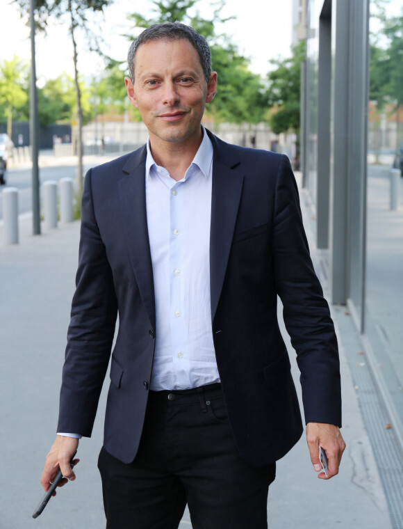 Dans celle-ci, qui fait trois pages, il a tenu à dire son bonheur d'avoir pu travailler sur cette chaîne.
Exclusif - Marc-Olivier Fogiel à son arrivée devant les studios de BFM TV à Paris le 26 juin 2020 © Panoramic / Bestimage