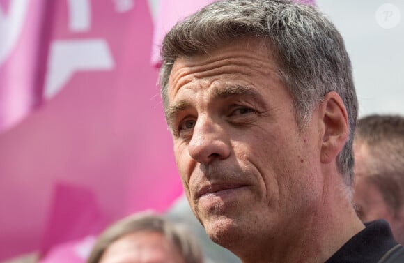 L'humoriste, producteur et scénariste Bruno Gaccio, membre du nouveau parti politique appelé Nouvelle Donne, et Jean-Baptiste Coutelis, candidat du Sud-Est aux élections européennes, participent à une manifestation pour la fête du travail à Lyon, France, le 1er mai 2014. Photo par Vincent Dargent/ABACAPRESS.COM