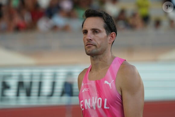 Les deux athlètes qui parlent sont Renaud Lavillenie et Alain Bernard, ils ont été champions olympiques

Renaud Lavillenie (France) - Saut à la perche