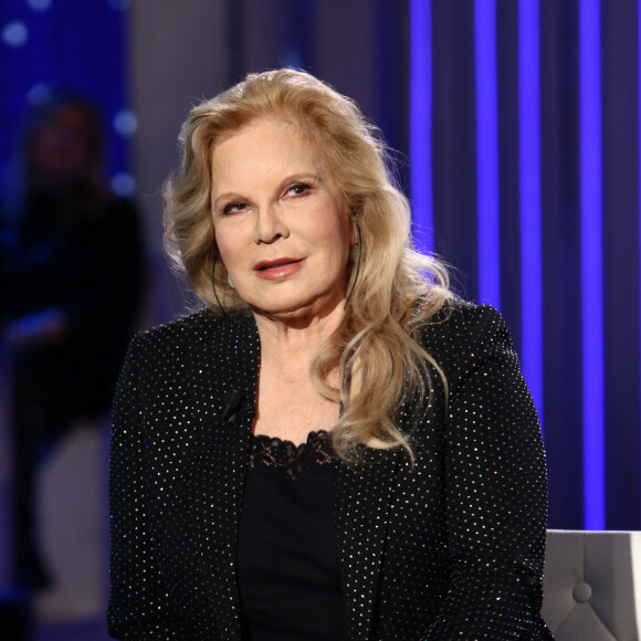 Françoise Hardy nous a récemment quittés laissant un grand vide derrière elle. 
Exclusif - Sylvie Vartan est l'invitée de l'émission Domenica In à Milan. 