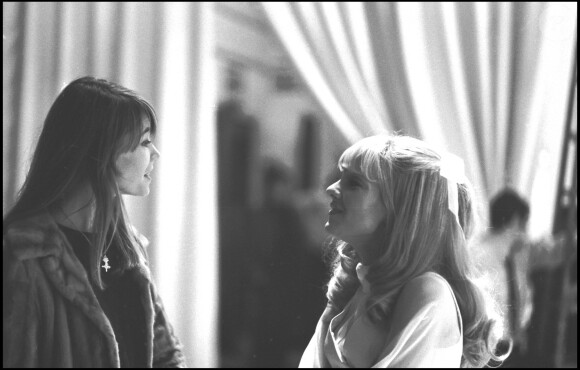 Archives - Sylvie Vartan et Françoise Hardy sur le plateau de l'émission "Jolie Poupée" en 1968.