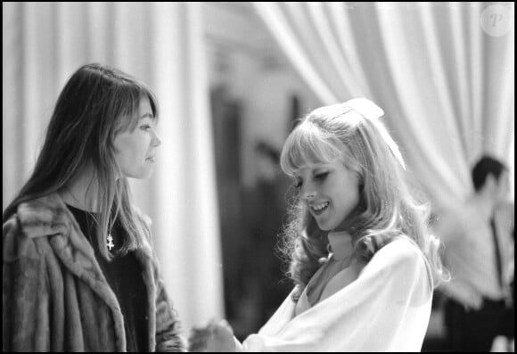 Archives - Sylvie Vartan et Françoise Hardy sur le plateau de l'émission "Jolie Poupée" en 1968.