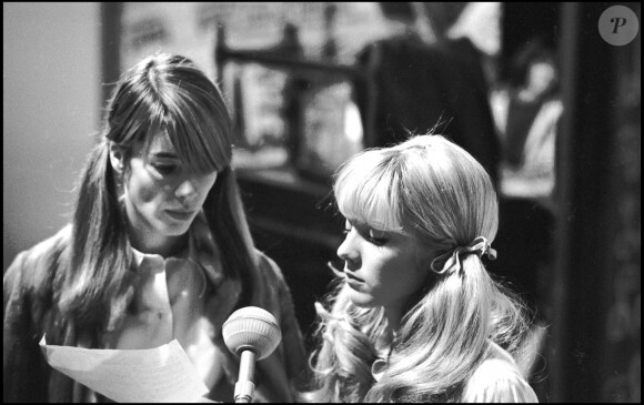 Archives - Sylvie Vartan et Françoise Hardy sur le plateau de l'émission "Jolie Poupée" en 1968.