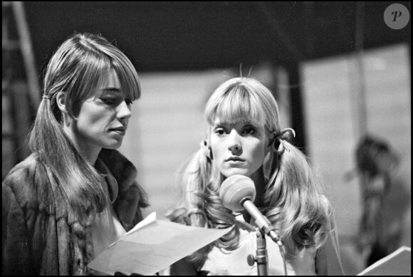 Et de conclure : "C'était quelqu'un de digne. A la fois réservée et joyeuse, avec ce côté profond qui me plaisait. Et je la trouvais si belle". 
Archives - Sylvie Vartan et Françoise Hardy sur le plateau de l'émission "Jolie Poupée" en 1968.