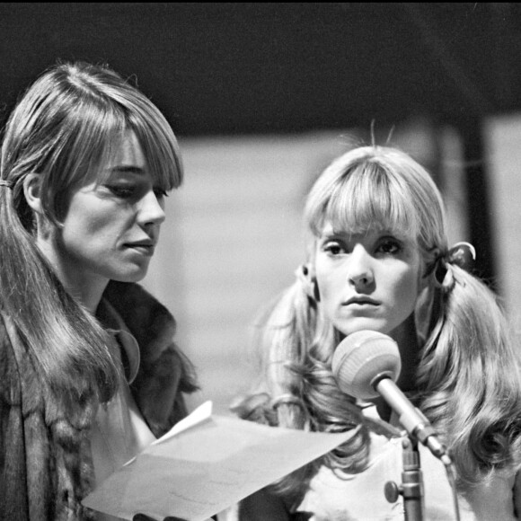 Et de conclure : "C'était quelqu'un de digne. A la fois réservée et joyeuse, avec ce côté profond qui me plaisait. Et je la trouvais si belle". 
Archives - Sylvie Vartan et Françoise Hardy sur le plateau de l'émission "Jolie Poupée" en 1968.