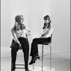 Archives - Sylvie Vartan et Françoise Hardy sur le plateau de l'émission "Jolie Poupée" en 1968. 