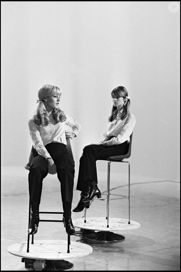 Archives - Sylvie Vartan et Françoise Hardy sur le plateau de l'émission "Jolie Poupée" en 1968. 