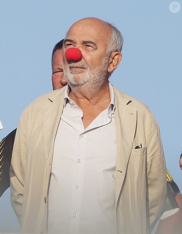 Exclusif - Gérard Jugnot (avec un nez rouge) lors de la course à pied "Les 20 kilomètres de Paris" le 8 octobre 2023. © Jonathan Rebboah / Panoramic / Bestimage  