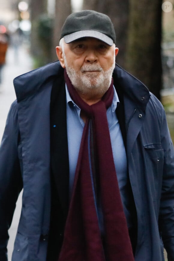 Semi-Exclusif - Gérard Jugnot - Arrivées à l'enregistrement de l'émission "Vivement Dimanche" au Studio Gabriel à Paris, présentée par M.Drucker et diffusée le 8 janvier 2023 sur France 3. Le 21 décembre 2022. © Christophe Clovis / Bestimage  No web pour la Belgique et la Suisse 