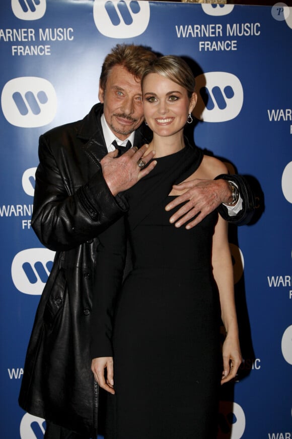 En France, à Paris, Johnny Hallyday et sa femme Laeticia lors de la soirée de Noël de Warner Music