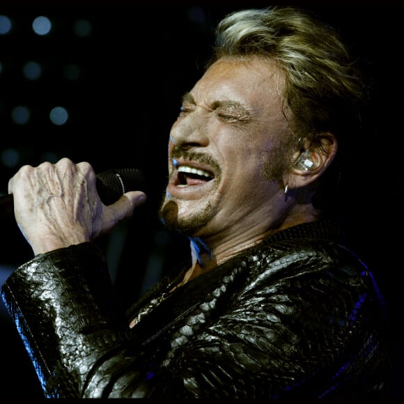 Alors qu'elle était en dépression suite à une rupture amoureuse très douloureuse, Zazie avait reçu un coup de fil de Pascal Obispo lui proposant un défi de taille : écrire une nouvelle chanson pour Johnny Hallyday
Exclusif - Johnny Hallyday en concert au stade de France pour sa tournée 2012