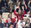 Les filles du roi et de la reine d'Espagne ont même eu la chance de pouvoir se prendre en photographie avec les deux champions.
La princesse Leonor et la princesse Sofia d'Espagne assistent à Roland-garros aux matchs de double lors des Jeux Olympiques 2024 (JO 2024) à Paris le 27 juillet 2024. © Casa del Rey / Europa Press / Bestimage 