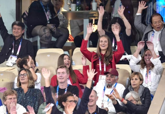 Les filles du roi et de la reine d'Espagne ont même eu la chance de pouvoir se prendre en photographie avec les deux champions.
La princesse Leonor et la princesse Sofia d'Espagne assistent à Roland-garros aux matchs de double lors des Jeux Olympiques 2024 (JO 2024) à Paris le 27 juillet 2024. © Casa del Rey / Europa Press / Bestimage 