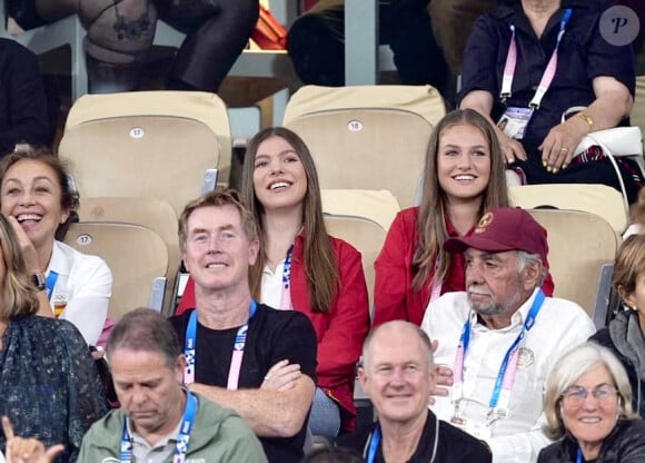 "La Princesse des Asturies et l'Infante Sofia sont à Paris pour apporter tout leur soutien à l'équipe olympique espagnole. Première étape : le tandem formé par Carlos Alcaraz et Rafael Nadal." 
La princesse Leonor et la princesse Sofia d'Espagne assistent à Roland-garros aux matchs de double lors des Jeux Olympiques 2024 (JO 2024) à Paris le 27 juillet 2024. © Casa del Rey / Europa Press / Bestimage 