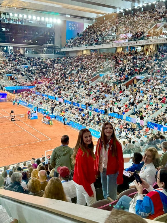 "Belle victoire pour leurs débuts à Paris aujourd'hui !!! Un résultat fantastique qui nous permet de passer au tour suivant et de rêver" lit-on sur l'Instagram de la famille royale
La princesse Leonor et la princesse Sofia d'Espagne assistent à Roland-garros aux matchs de double lors des Jeux Olympiques 2024 (JO 2024) à Paris le 27 juillet 2024. © Casa del Rey / Europa Press / Bestimage 