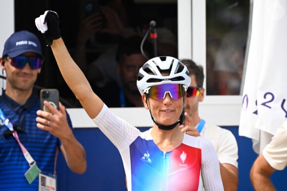 Pauline Ferrand-Prévot décroche la médaille d'or en VTT cross-country lors des Jeux Olympiques 2024 (JO 2024) à Élancourt dans les Yvelines le 28 juillet 2024