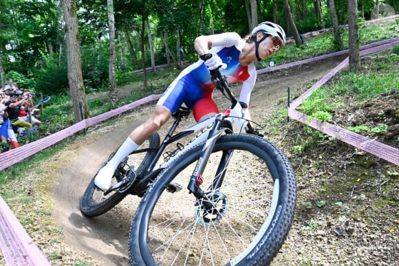 Pauline Ferrand-Prévot décroche la médaille d'or en VTT cross-country lors des Jeux Olympiques 2024 (JO 2024) à Élancourt dans les Yvelines le 28 juillet 2024