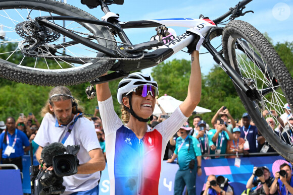 Pauline Ferrand-Prévot décroche la médaille d'or en VTT cross-country lors des Jeux Olympiques 2024 (JO 2024) à Élancourt dans les Yvelines le 28 juillet 2024