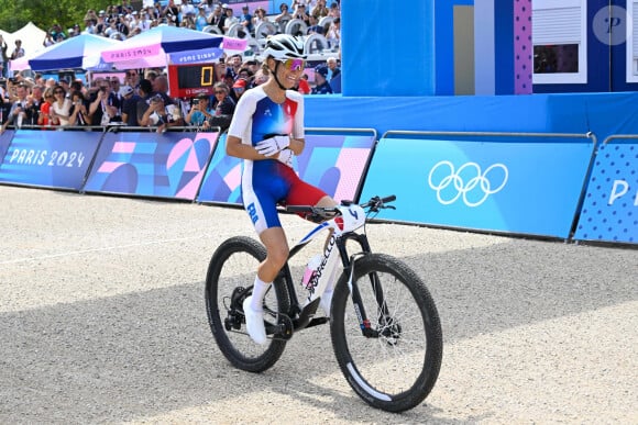 Pauline Ferrand-Prévot décroche la médaille d'or en VTT cross-country lors des Jeux Olympiques 2024 (JO 2024) à Élancourt dans les Yvelines le 28 juillet 2024