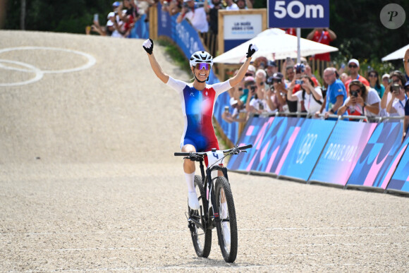 Pauline Ferrand-Prévot décroche la médaille d'or en VTT cross-country lors des Jeux Olympiques 2024 (JO 2024) à Élancourt dans les Yvelines le 28 juillet 2024