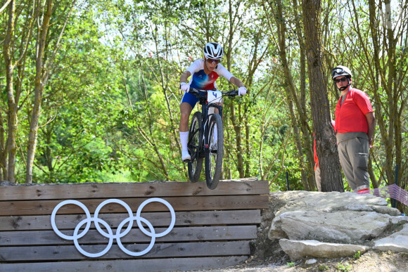 Pauline Ferrand-Prévot décroche la médaille d'or en VTT cross-country lors des Jeux Olympiques 2024 (JO 2024) à Élancourt dans les Yvelines le 28 juillet 2024