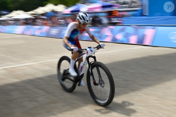 Pauline Ferrand-Prévot décroche la médaille d'or en VTT cross-country lors des Jeux Olympiques 2024 (JO 2024) à Élancourt dans les Yvelines le 28 juillet 2024