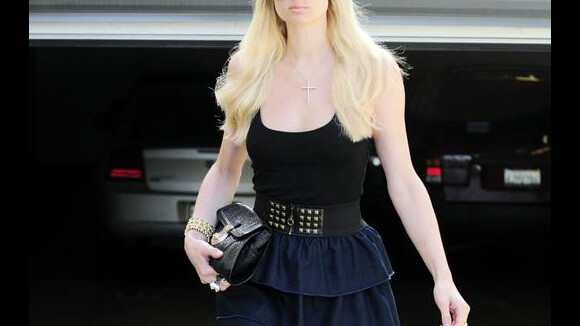 Paris Hilton : sa carrière bat de l'aile... elle se console en prenant soin de son corps !