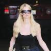 Paris Hilton se rend dans un spa de Beverly Hills, vêtue d'un look très girly, mardi 23 mars.