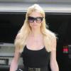 Paris Hilton se rend dans un spa de Beverly Hills, vêtue d'un look très girly, mardi 23 mars.