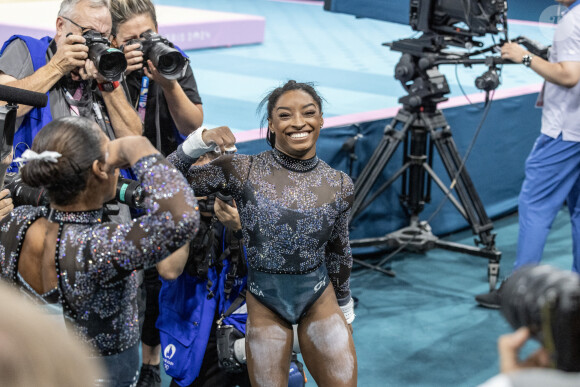 Tom Cruise assiste aux épreuves de gymnastique avec Simone Biles des USA lors des Jeux Olympiques 2024 (JO 2024) à Paris le 28 juillet 2024