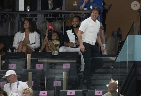 Tom Cruise assiste aux épreuves de gymnastique avec Simone Biles des USA lors des Jeux Olympiques 2024 (JO 2024) à Paris le 28 juillet 2024