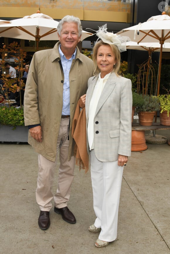 Semi-exclusif - Pierre Dhostel et sa femme Carole Bellemare (rédactrice en chef adjointe Le Figaro) - People au Qatar Prix de l'Arc de Triomphe sur l'hippodrome de Longchamp à Paris le 6 octobre 2019. © Coadic Guirac.Bestimage