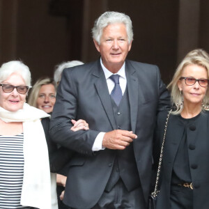 Line Renaud, Pierre Dhostel (fils de Pierre Bellemare) et sa femme Carole Bellemare - Sortie des obsèques de Pierre Bellemare à l'église Saint-Roch de Paris, France, le 31 mai 2018.