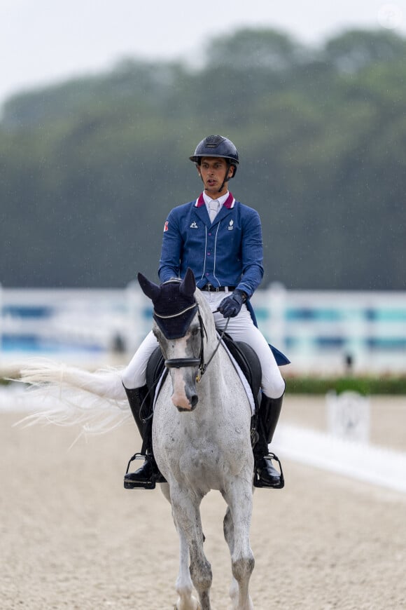 Car le Nantais a remporté la médaille d'argent avec son cheval Chaman qui n'était autre que la monture de Thaïs, une cavalière tragiquement décédée en 2019.
Stephane Landois - Equitation - Epreuve de Dressage à Versailles- JO 2024 - Jeux Olympiques 2024 - 26 juillet 2024 © Pierre Perusseau / Dominique Jacovides / Bestimage