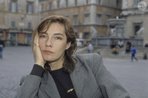 Notamment sur une célèbre ex, malheureusement décédée il n'y a pas si longtemps, à savoir Patricia Millardet
Archives - En Italie, à Rome, Patricia Millardet posant en février 1990. © Michel Croizard via Bestimage