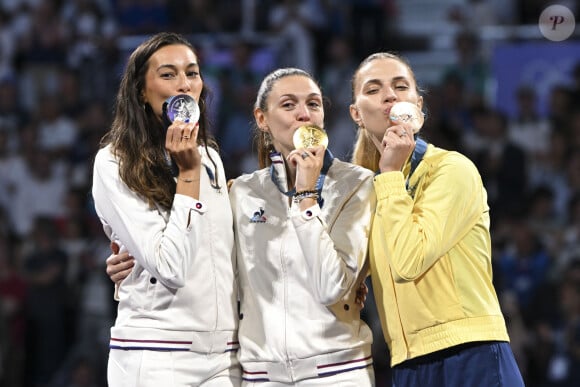 Sara Balzer - Manon Apithy-Brunet (FRA) - Olga Kharlan (UKR), podium de l'épreuve féminine de sabre lors des Jeux Olympiques de Paris 2024 le 29 juillet 2024.