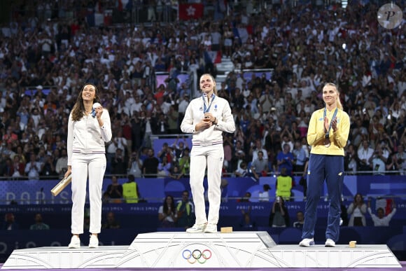 Sara Balzer - Manon Apithy-Brunet (FRA) - Olga Kharlan (UKR)podium de l'épreuve féminine de sabre lors des Jeux Olympiques de Paris 2024 le 29 juillet 2024.