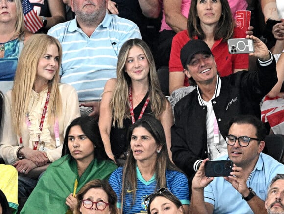 Nicole Kidman était également là avec son mari Keith Urban et leur fille Sunday Rose
Nicole Kidman, son mari Keith Urban et leur fille lors de la finale de l'épreuve par équipe de gymnastique à l'Arena Bercy à Paris le 30 juillet 2024. Photo by David Niviere/ABACAPRESS.COM