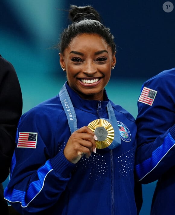 Simone Biles avec sa médaille d'or après la finale de l'épreuve par équipe de gymnastique à l'Arena Bercy à Paris le 30 juillet 2024