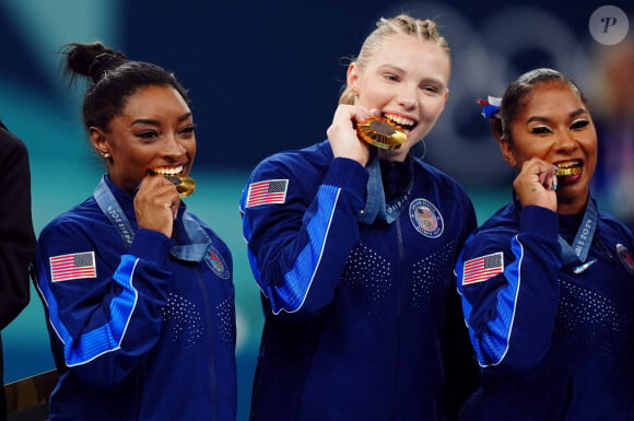 Elles ont remporté la médaille d'or 
Simone Biles, Jade Carey et Jordan Chiles avec leur médaille d'or après la finale de l'épreuve par équipe de gymnastique à l'Arena Bercy à Paris le 30 juillet 2024 © Mike Egerton/PA Wire.