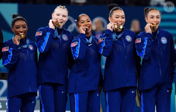 Tous ont soutenus Simone Biles et les Américaines
Simone Biles, Jade Carey, Jordan Chiles, Sunisa Lee et Hezly Rivera avec leur médaille d'or après la finale de l'épreuve par équipe de gymnastique à l'Arena Bercy à Paris le 30 juillet 2024