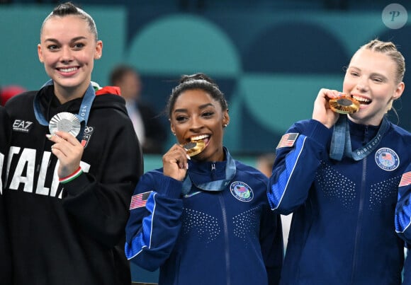 Simone Biles avec sa médaille d'or après la finale de l'épreuve par équipe de gymnastique à l'Arena Bercy à Paris le 30 juillet 2024Photo: Marijan Murat/DPA/ABACAPRESS.COM