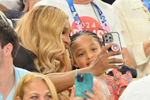 Serena Williams et sa fille Olympia lors de la finale de l'épreuve par équipe de gymnastique à l'Arena Bercy à Paris le 30 juillet 2024. Photo by Laurent Zabulon/ABACAPRESS.COM