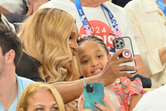 Serena Williams était également là avec sa fille Olympia
Serena Williams et sa fille Olympia lors de la finale de l'épreuve par équipe de gymnastique à l'Arena Bercy à Paris le 30 juillet 2024. Photo by Laurent Zabulon/ABACAPRESS.COM