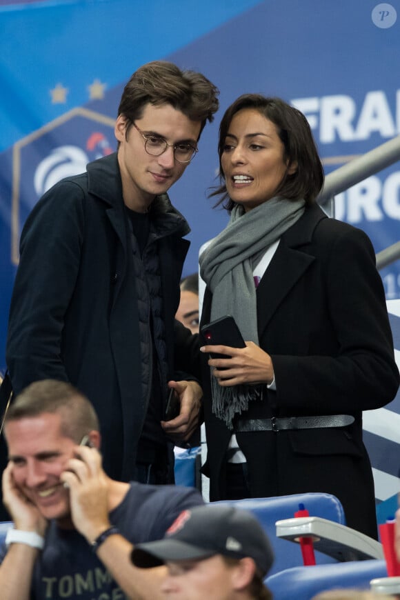 Il est bien rare de voir ces deux-là s'afficher publiquement ensemble tant ils mettent un point d'honneur à préserver leur vie privée. 
Leïla Kaddour et son compagnon Pierre Guénard dans les tribunes lors du match de qualification pour l'Euro2020 "France - Turquie (1-1)" au Stade de France. Saint-Denis, le 14 octobre 2019. © Cyril Moreau/Bestimage