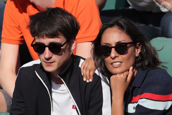 Cela fait pourtant plusieurs années que Leïla Kaddour et Pierre Guénard forment un couple. Ils avaient officialisé en 2018, dans les tribunes de Roland-Garros.
Leïla Kaddour-Boudadi et son compagnon Pierre Guenard dans les tribunes des internationaux de Roland Garros - jour 4 - à Paris, France, le 30 mai 2018. © Cyril Moreau - Dominique Jacovides/Bestimage