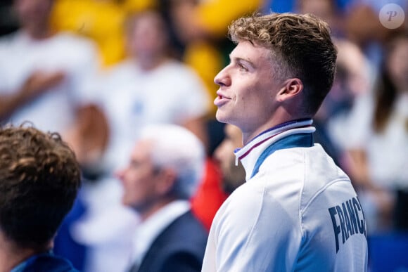 Léon Marchand (FRA) sur le podium le 28 juillet 2024 © Baptiste Autissier / Panoramic / Bestimage