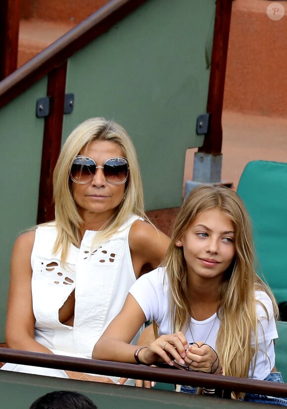 Découvrez la nature de cette grande nouvelle
Natty Belmondo et sa fille Stella dans les tribunes des internationaux de Roland Garros - jour 4 - à Paris, France, le 30 mai 2018. © Cyril Moreau - Dominique Jacovides/Bestimage