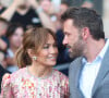 Des sources ont déclaré au MailOnline que les documents seraient "finalisés, mais pas encore remis".
Ben Affleck et sa femme Jennifer Affleck (Lopez) quittent l'hôtel Crillon pour aller dîner avec leurs enfants respectifs Seraphina, Violet, Maximilian et Emme au restaurant "Cheval Blanc" lors de leur lune de miel à Paris le 23 juillet 2022. 